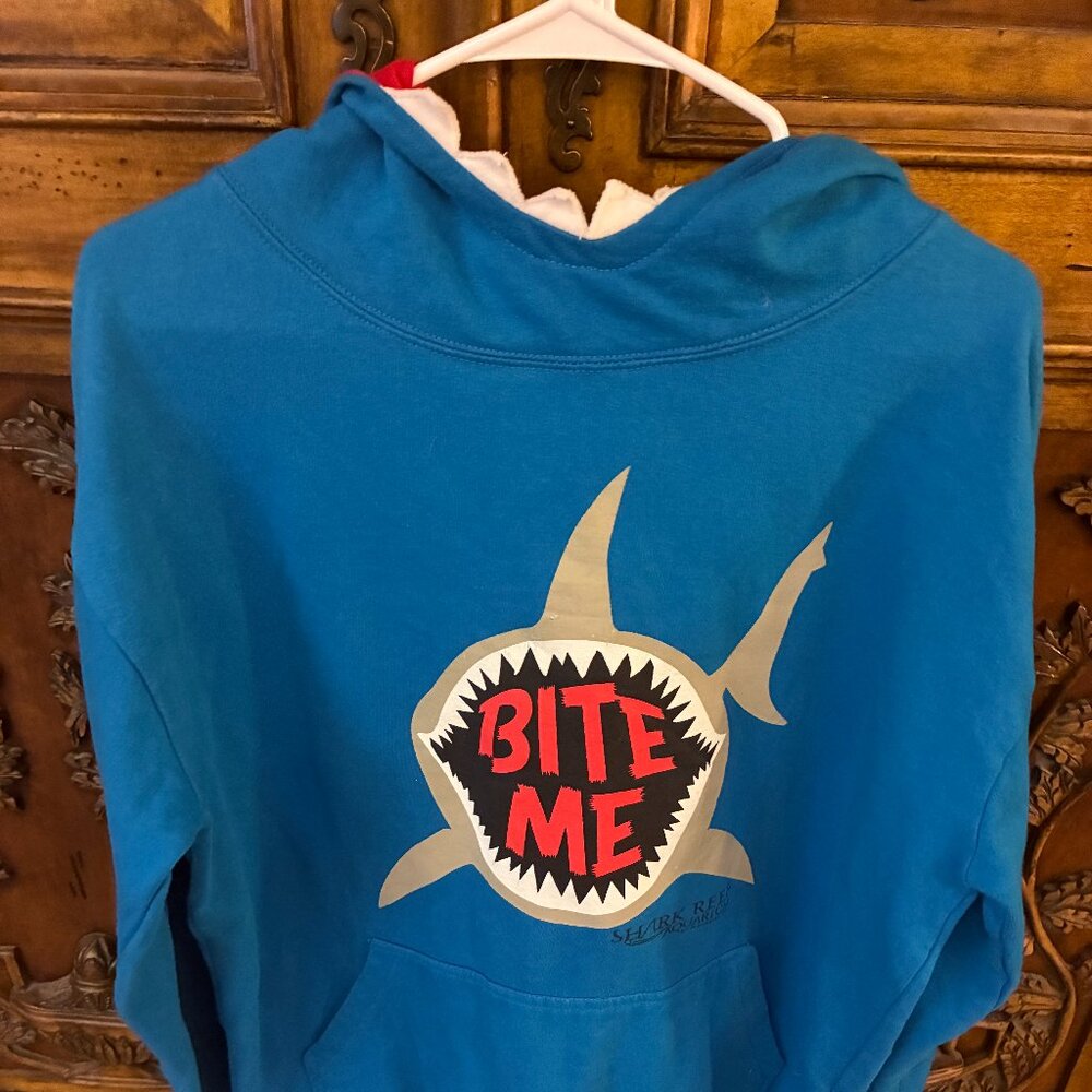 Shark Reef Aquarium Hoodie Women's Large Shark Bite Me Mandalay Bay Las Vegas.